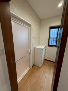 白い棚のある脱衣場