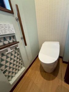 お手洗い、壁紙はくまと常緑の針葉樹林