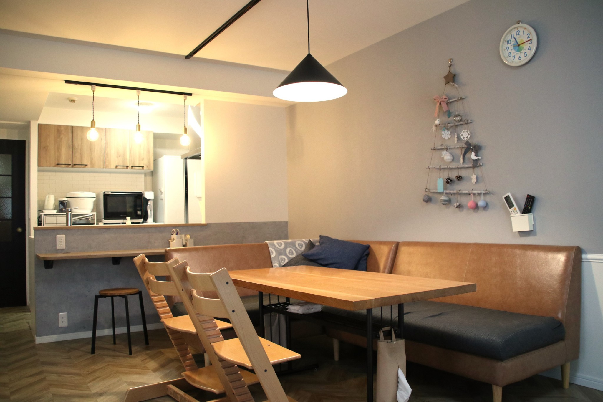 木製のテーブル、椅子は奥側がL字型、マット付き